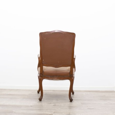 Sillón clásico de madera tapizado en piel marrón