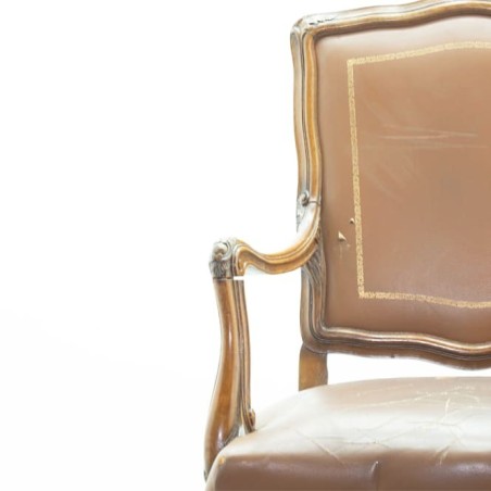 Sillón clásico de madera tapizado en piel marrón