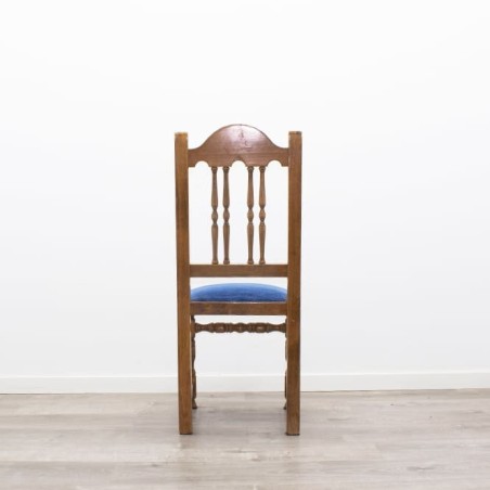 Silla clásica con asiento tapizado en azul