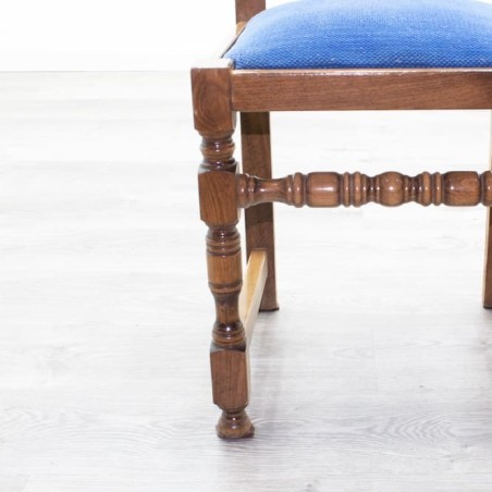 Silla clásica con asiento tapizado en azul