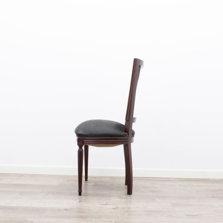 Silla clásica en piel negra