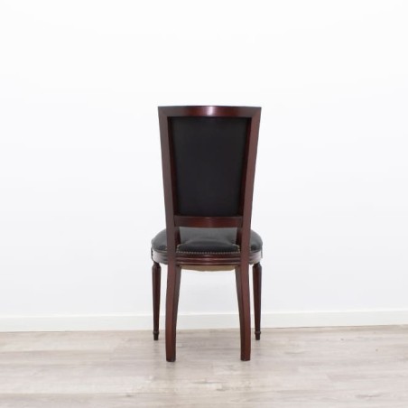 Silla clásica en piel negra