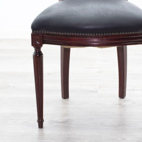 Silla clásica en piel negra