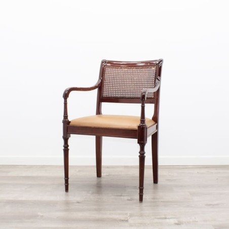 Silla clásica de madera con respaldo de mimbre