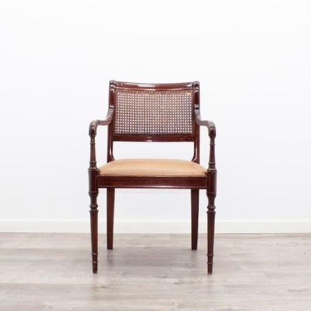 Silla clásica de madera con respaldo de mimbre