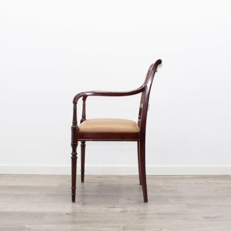 Silla clásica de madera con respaldo de mimbre