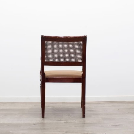 Silla clásica de madera con respaldo de mimbre