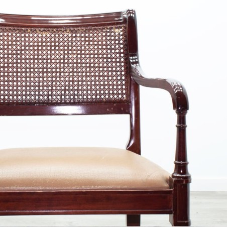 Silla clásica de madera con respaldo de mimbre