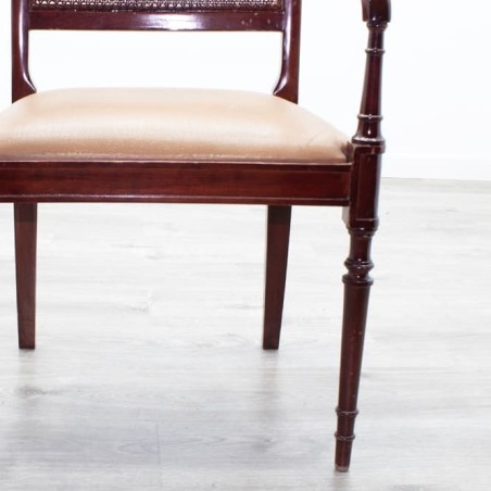 Silla clásica de madera con respaldo de mimbre