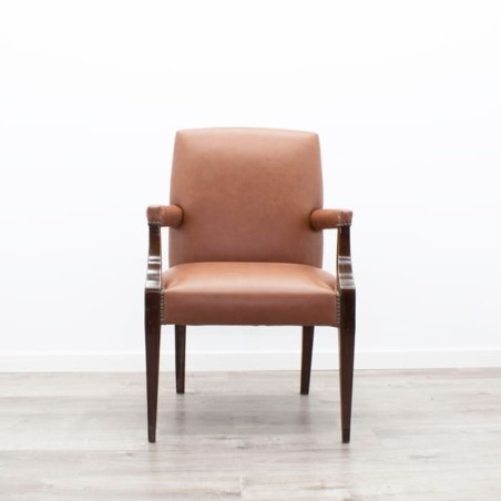 Sillón clásico tapizado en piel marrón