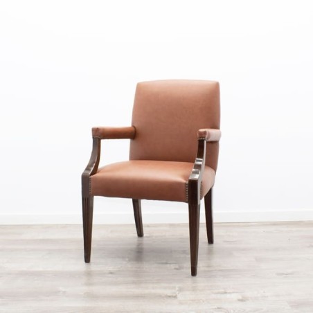 Sillón clásico tapizado en piel marrón