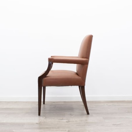 Sillón clásico tapizado en piel marrón