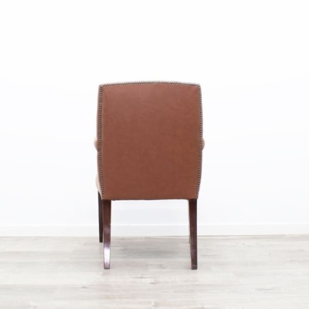 Sillón clásico tapizado en piel marrón