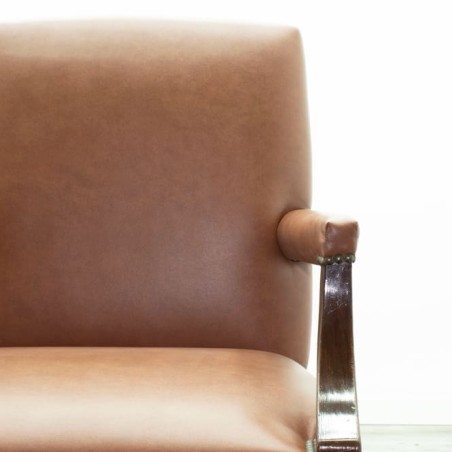 Sillón clásico tapizado en piel marrón