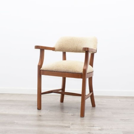 Silla clásica de madera en beige