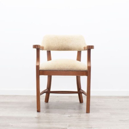 Silla clásica de madera en beige