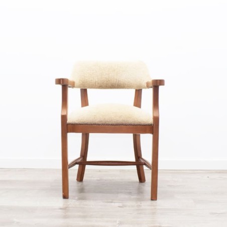 Silla clásica de madera en beige