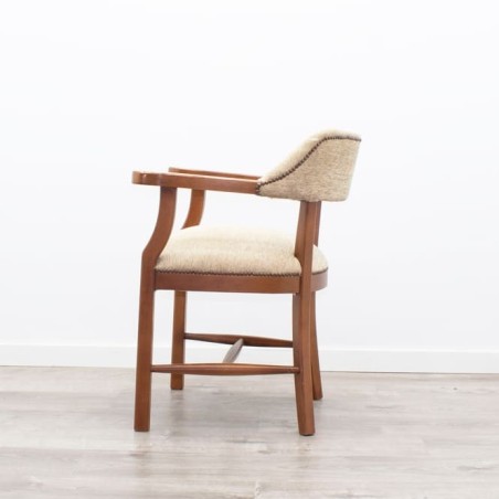 Silla clásica de madera en beige