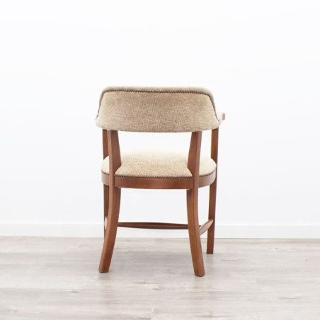 Silla clásica de madera en beige