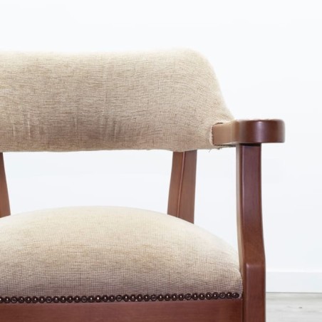 Silla clásica de madera en beige