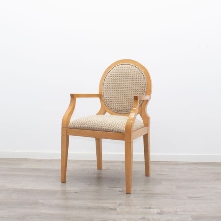 Silla de madera con tapizado en tela