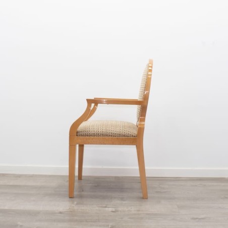 Silla de madera con tapizado en tela