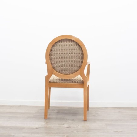 Silla de madera con tapizado en tela