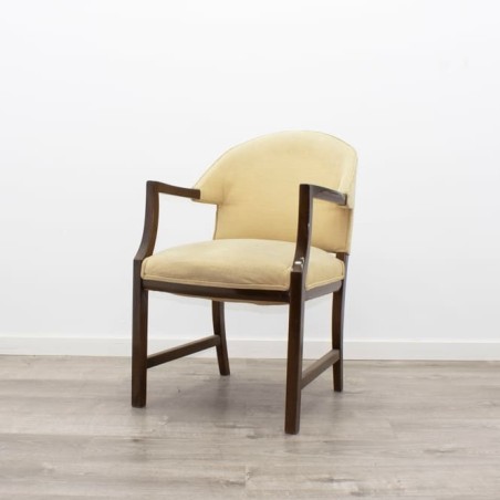 Silla clásica tapizada en beige