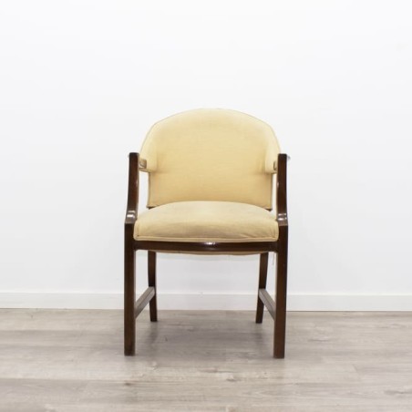 Silla clásica tapizada en beige