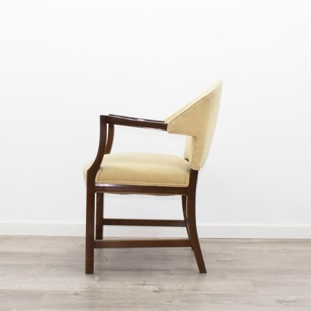 Silla clásica tapizada en beige