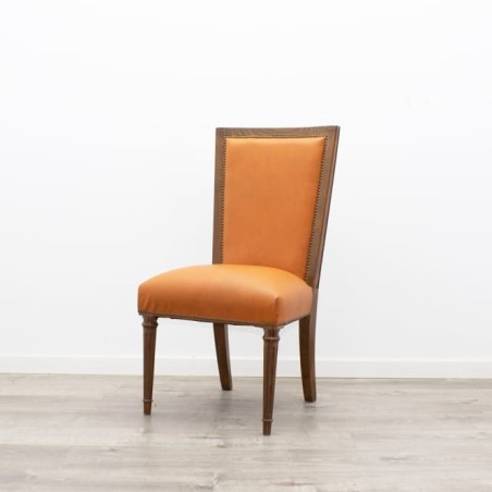 Silla clásica tapizada en piel marrón