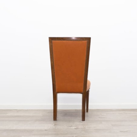 Silla clásica tapizada en piel marrón