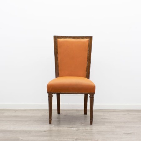 Silla clásica tapizada en piel marrón