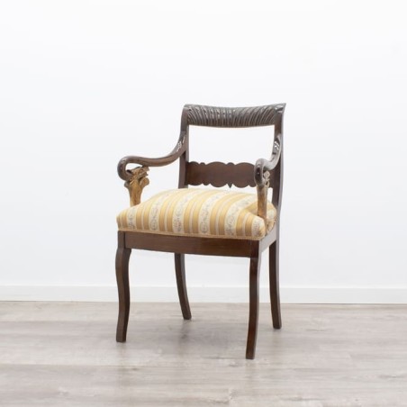Silla tapizada en tela con brazos