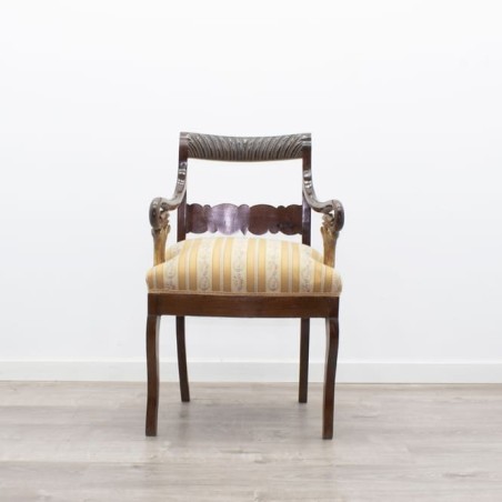 Silla tapizada en tela con brazos
