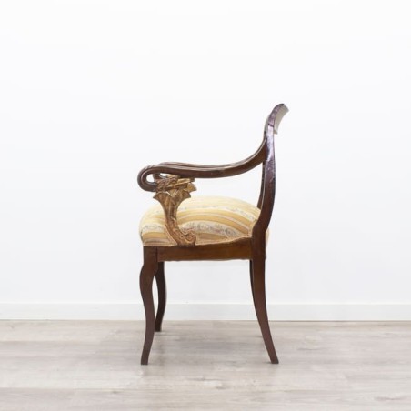 Silla tapizada en tela con brazos