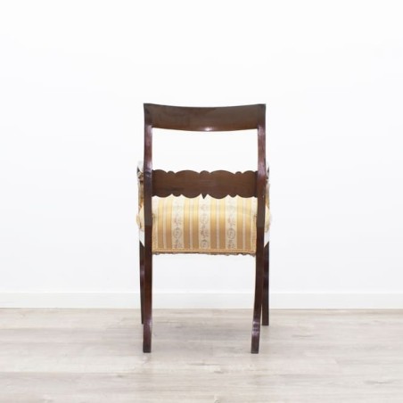 Silla tapizada en tela con brazos
