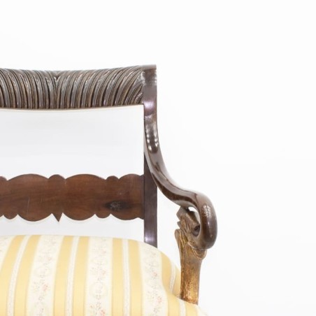 Silla tapizada en tela con brazos