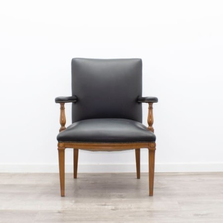 Sillón clásico en piel negra