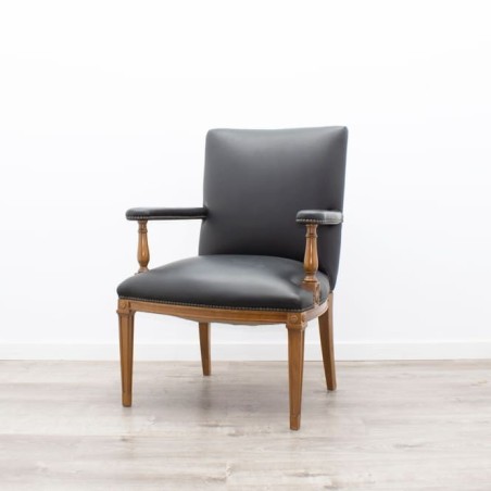 Sillón clásico en piel negra