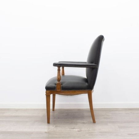 Sillón clásico en piel negra