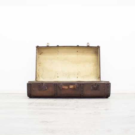 Maleta marrón con cierres en metal