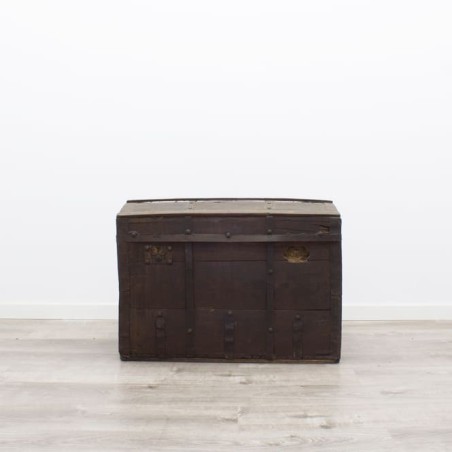 Baúl de madera oscura