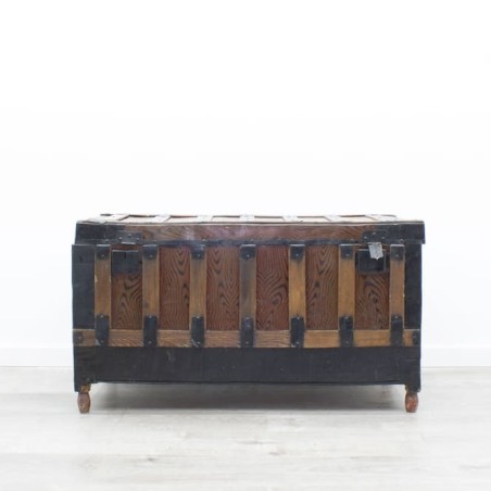 Baúl de madera con patas