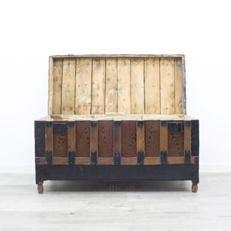 Baúl de madera con patas