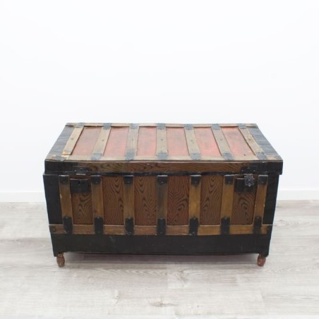 Baúl de madera con patas