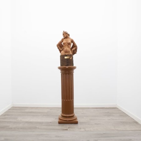 Escultura de mujer con su pie