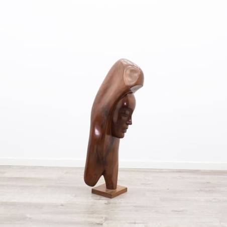 Figura de una mujer en madera