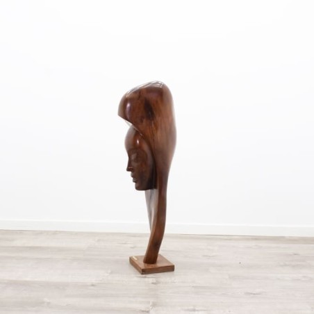 Figura de una mujer en madera