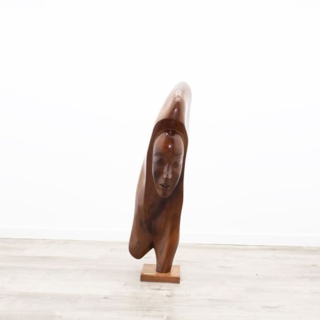 Figura de una mujer en madera